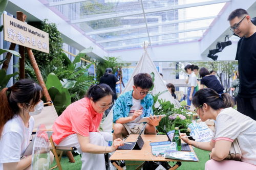 展现年轻人新的办公理念，华为“野趣办公吧”快闪活动亮相深圳