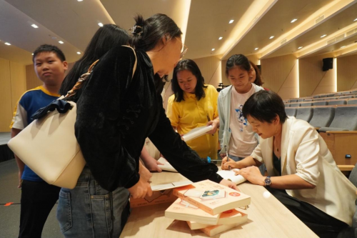 母亲节“听妈妈的话”：杨青老师为“光明大讲堂”观众分享陪伴孩子阅读