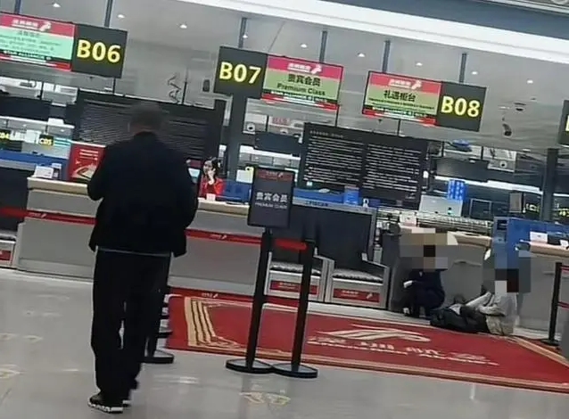 当事人澄清“母子错过航班大闹机场称耽误考公”：参考者系其表弟，且并非考公 