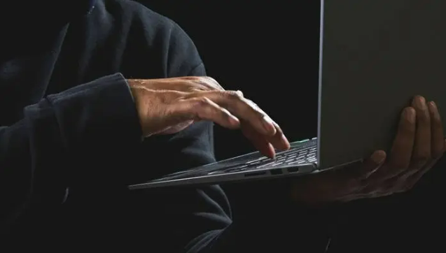 原部委工作人员被判死缓：与外国女官员生下私生子，私存单位5200份文件 