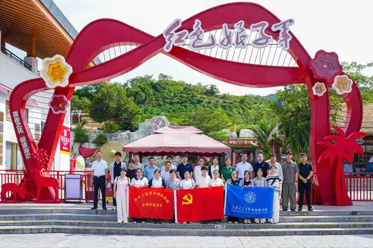 海南云仓酒庄党支部开展建党105周年主题