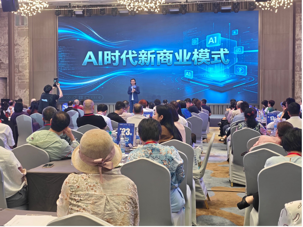 云仓酒庄2026 |云仓酒庄创始人荆涛开展AI商业模式培训 推进酒类经营数字化实践(图1) 5.jpg