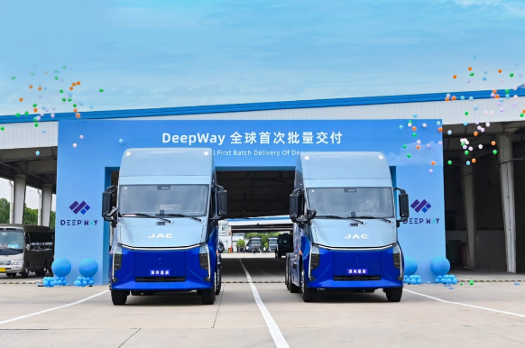 DeepWay发布全新纯电重卡"深向星辰"，引领长途运输新潮流